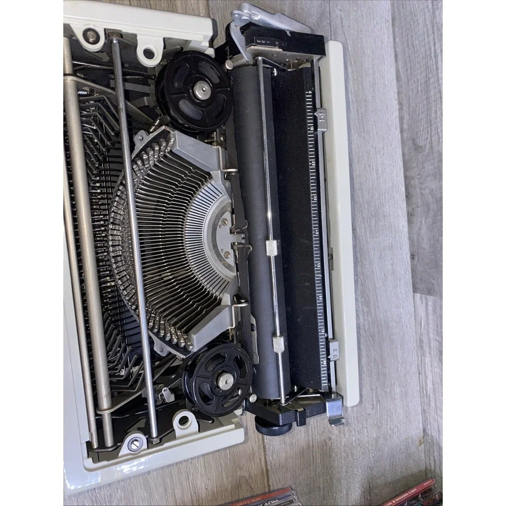 Vintage Olivetti dora typewriter- with original Case. Spain